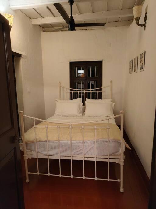A Quaint Cottage With Rajah'S Seat View. マディケーリ エクステリア 写真